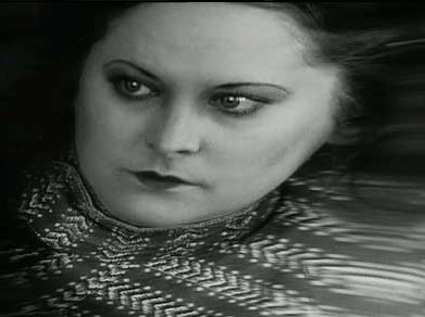 Cara de Marie en espejo deformante en las atracciones. Psique alterada. COEUR FIDÈLE. Jean Epstein. estrellamillansanjuan.es