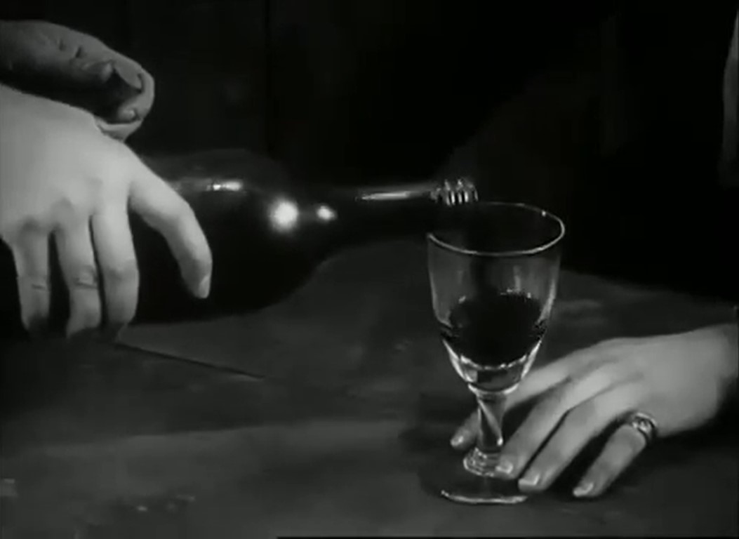 Manos en sinécdoque con copa de vino. COEUR FIDÈLE. Jean Epstein. estrellamillansanjuan.es