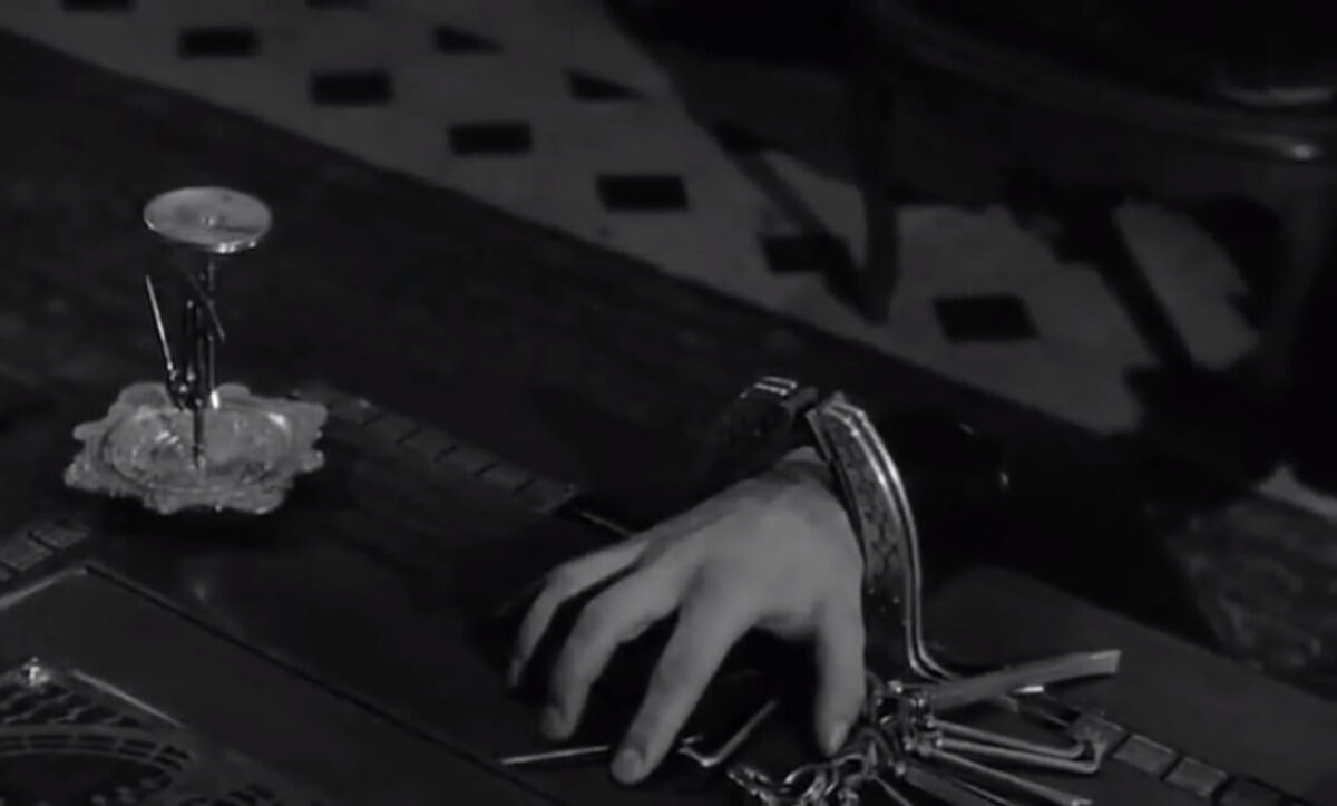 Mano atrapada en artilugio moderno. JUDEX. Georges Franju. estrellamillansanjuan.es