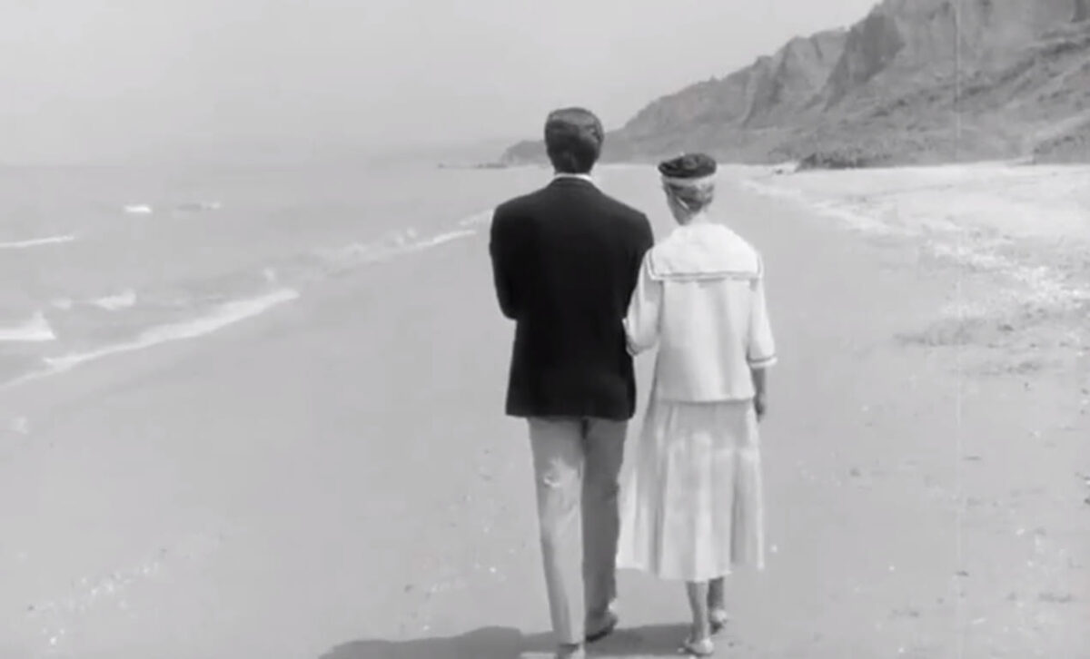 Final película pareja andando en la playa. JUDEX. Georges Franju. estrellamillansanjuan.es