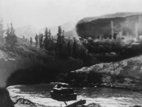 La barcaza llegando a la presa.