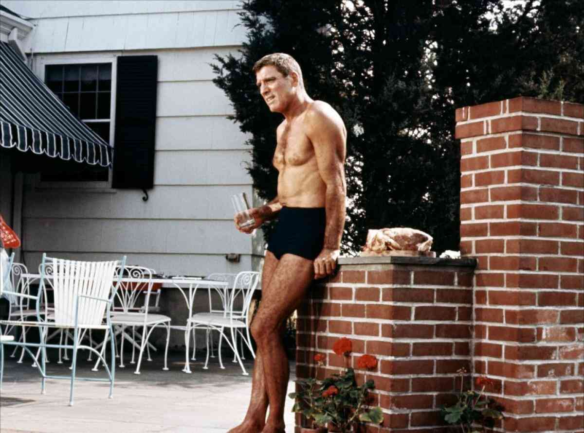 Ned Merrill (Burt Lancaster) en bañador negro. THE SWIMMER. Frank Perry. estrellamillansanjuan.es