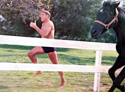 Parte más extraña y onírica de la película con esa exhibición atlética y poderosa de Ned Merrill. Carrera con caballo. THE SWIMMER. Frank Perry. estrellamillansanjuan.es