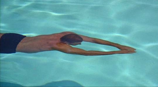 Burt Lancaster deslizándose por el agua de las piscinas de sus vecinos. THE SWIMMER. Frank Perry. estrellamillansanjuan.es