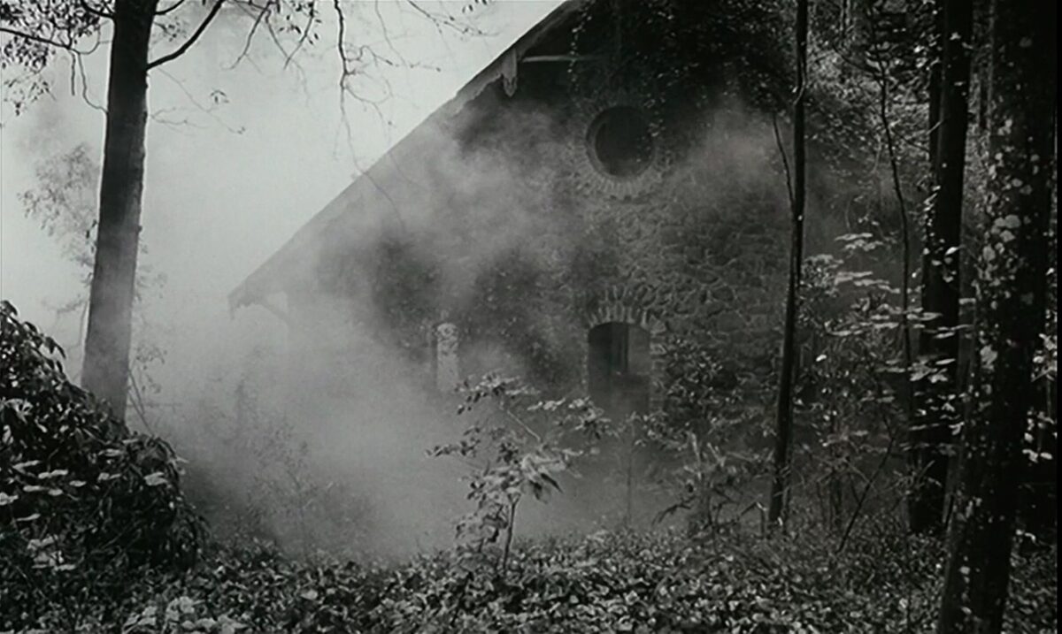 FRÁGIL COMO O MUNDO (2001) de Rita Azevedo Gomes 10 Casa derruida del inicio película entre niebla. Frágil Como o Mundo. Rita Azevedo. estrellamillansanjuan.es