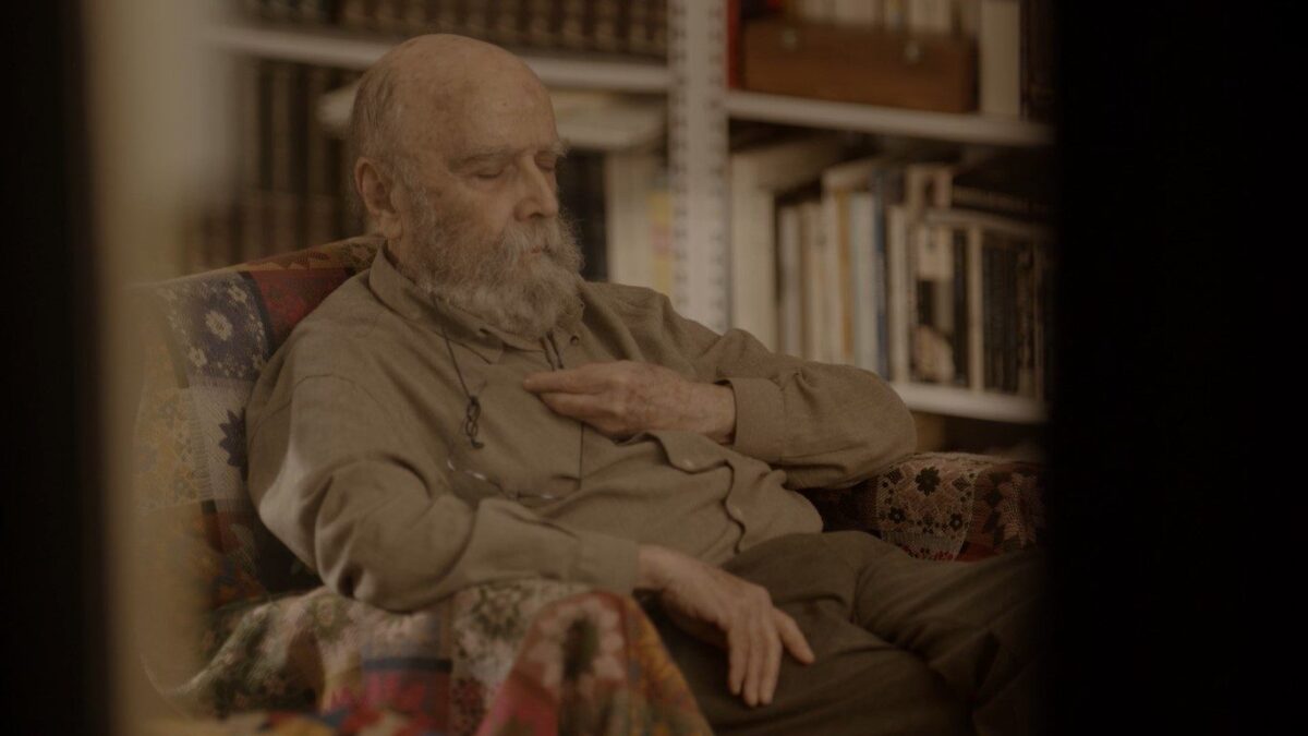 Luis de Pablo meditando en su sillón. DÉJAME HABLAR. Samuel Alarcón. estrellamillansanjuan.es