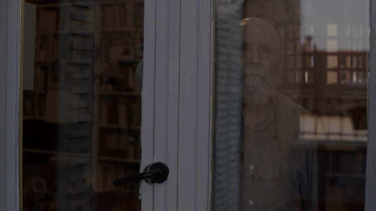 Luis de Pablo tras en un ventanal de su casa. DÉJAME HABLAR. Samuel Alarcón. estrellamillansanjuan.es