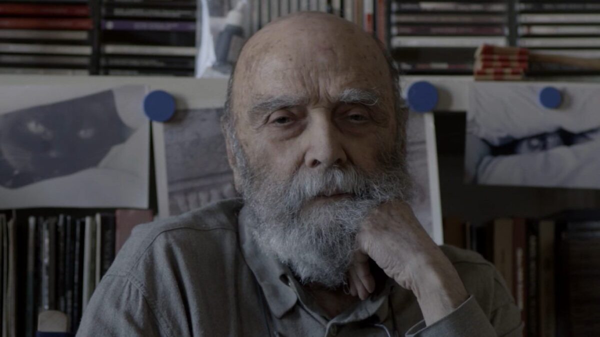 Primer plano del compositor Luis de Pablo en su casa en su última grabación pública. DÉJAME HABLAR. Samuel Alarcón. estrellamillansanjuan.es