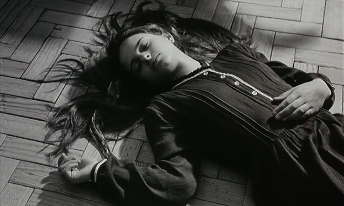 FRÁGIL COMO O MUNDO (2001) de Rita Azevedo Gomes 9 Vera desmayada en la escuela. Frágil Como o Mundo. Rita Azevedo. estrellamillansanjuan.es