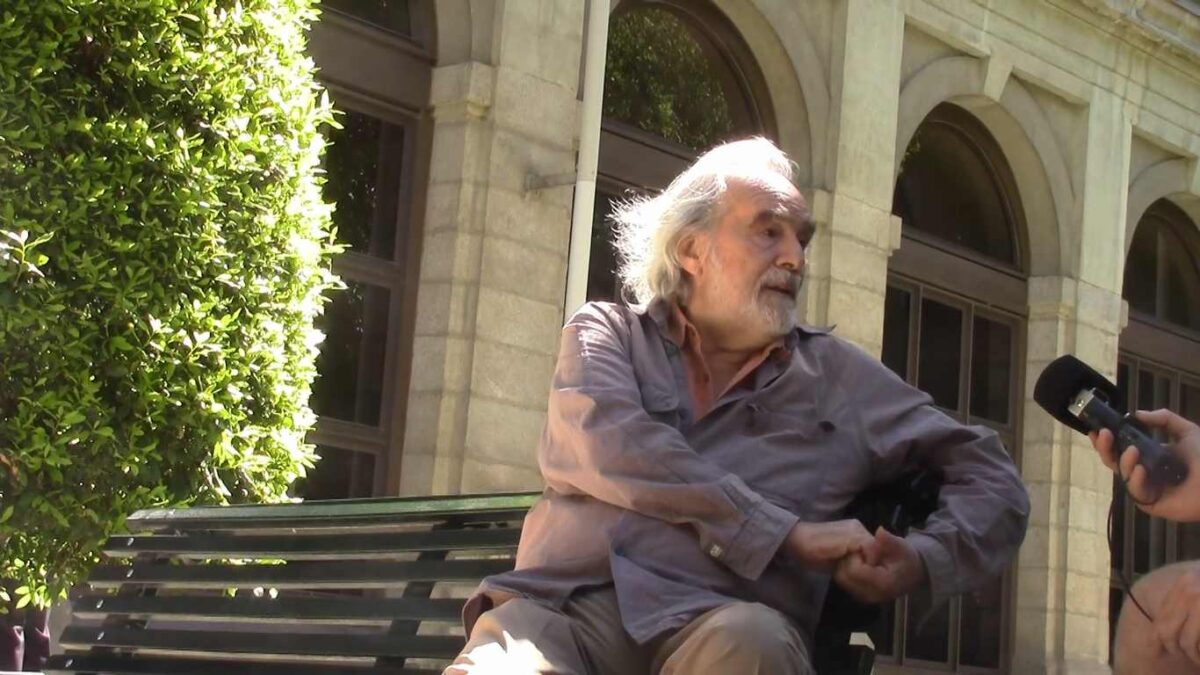 Gonzalo García-Pelayo en entrevista en un banco en la calle. El año de las 10+1 películas. Carlos Escolano. estrellamillansanuan.es