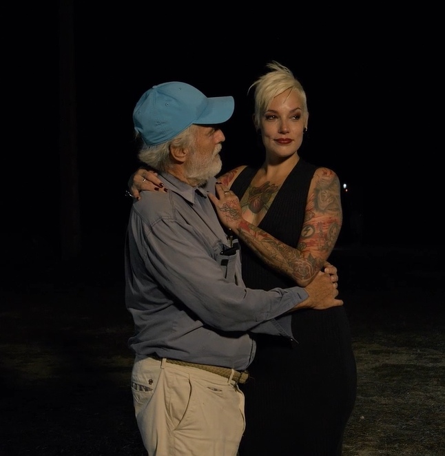 Gonzalo García-Pelayo y Silvia Rubi posando para una foto de Óscar Fernández Orengo en el rodaje. El año de las 10+1 películas. Carlos Escolano. estrellamillansanuan.es