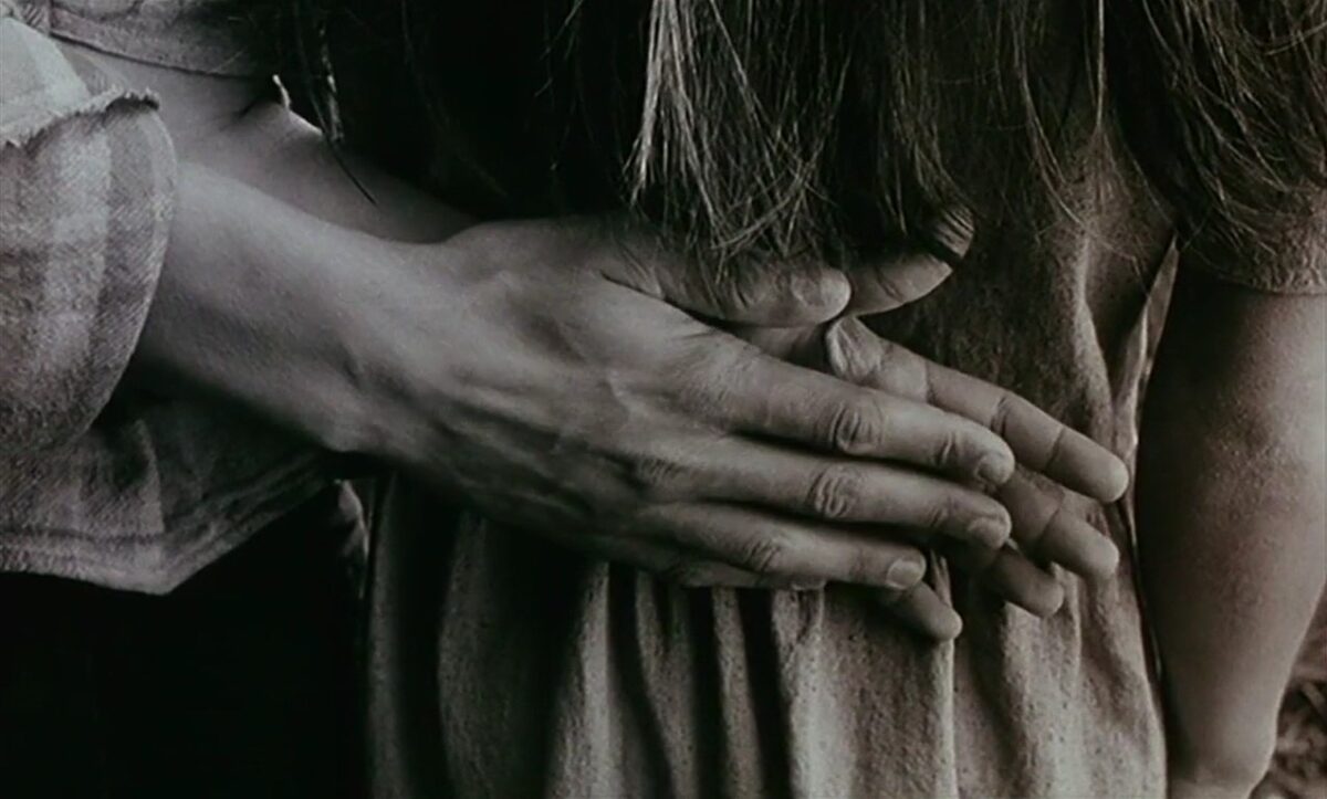 FRÁGIL COMO O MUNDO (2001) de Rita Azevedo Gomes 12 Manos entrelazadas a la espalda enamorados. Frágil Como o Mundo. Rita Azevedo. estrellamillansanjuan.es