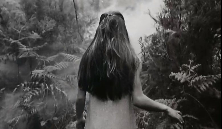 FRÁGIL COMO O MUNDO (2001) de Rita Azevedo Gomes 6 Vera de espaldas entre helechos en el bosque para dejar la carta. Frágil Como o Mundo. Rita Azevedo. estrellamillansanjuan.es