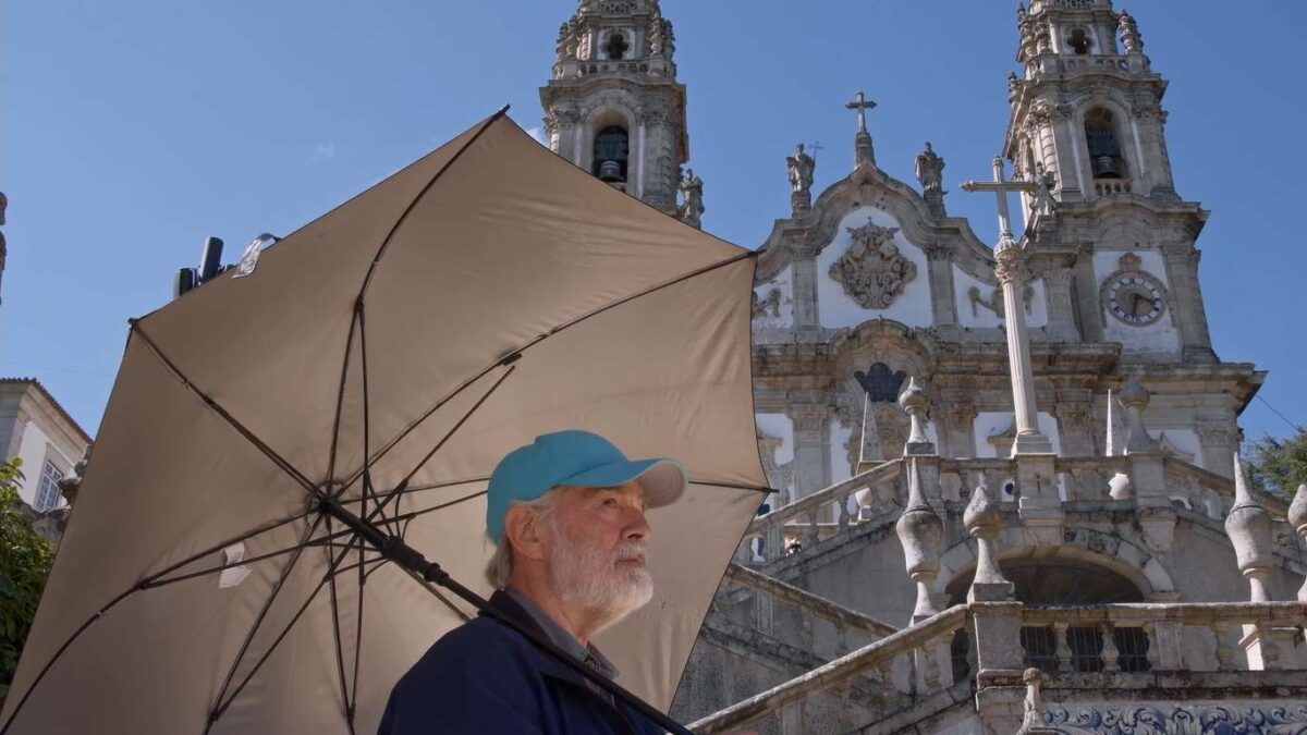 Gonzalo García-Pelayo bajo un paraguas en rodaje. El año de las 10+1 películas. Carlos Escolano. estrellamillansanuan.es