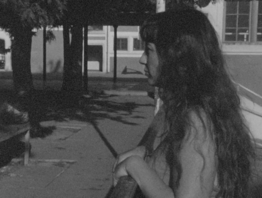 LA MUCHEDUMBRE REAPARECERÁ SIEMPRE (2022) de Carolina Astudillo. 2 La directora, rememorando la etapa de su Colegio. La muchedumbre reaparecerá siempre. Carolina Astudillo. estrellamillansanjuan.es