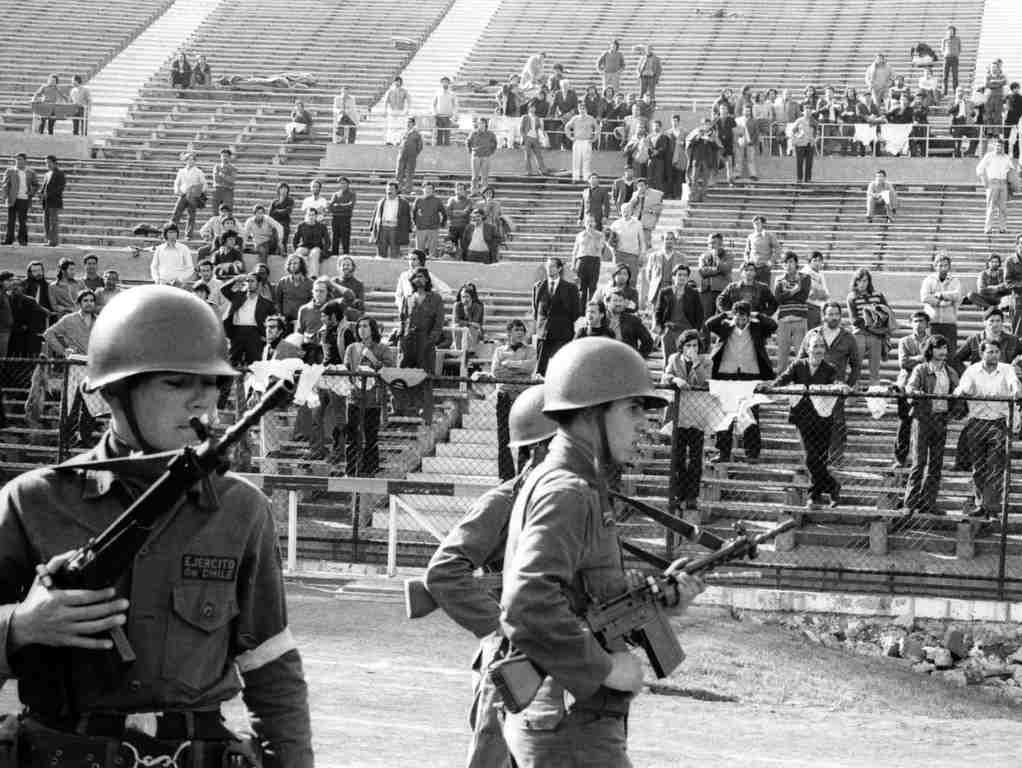 LA MUCHEDUMBRE REAPARECERÁ SIEMPRE (2022) de Carolina Astudillo. 4 Estadio Nacional, utilizado tras el Golpe de Estado como campo de concentración y torturas. La muchedumbre reaparecerá siempre. Carolina Astudillo. estrellamillansanjuan.es