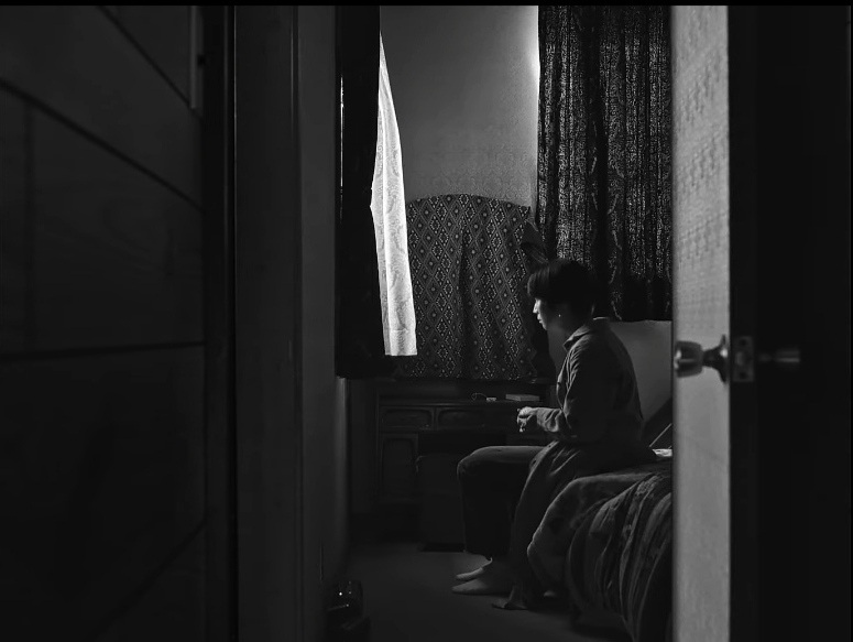 Itchan hermana sentada en cama