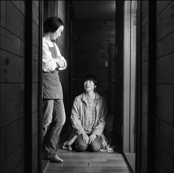 Itchan and Satchan. Hermanas en pasillo. estrellamillansanjuan.es