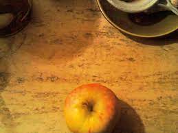 Manzana. Imagen pixelada. Never Let The Summer Come Again. estrellamillansanjuan.es