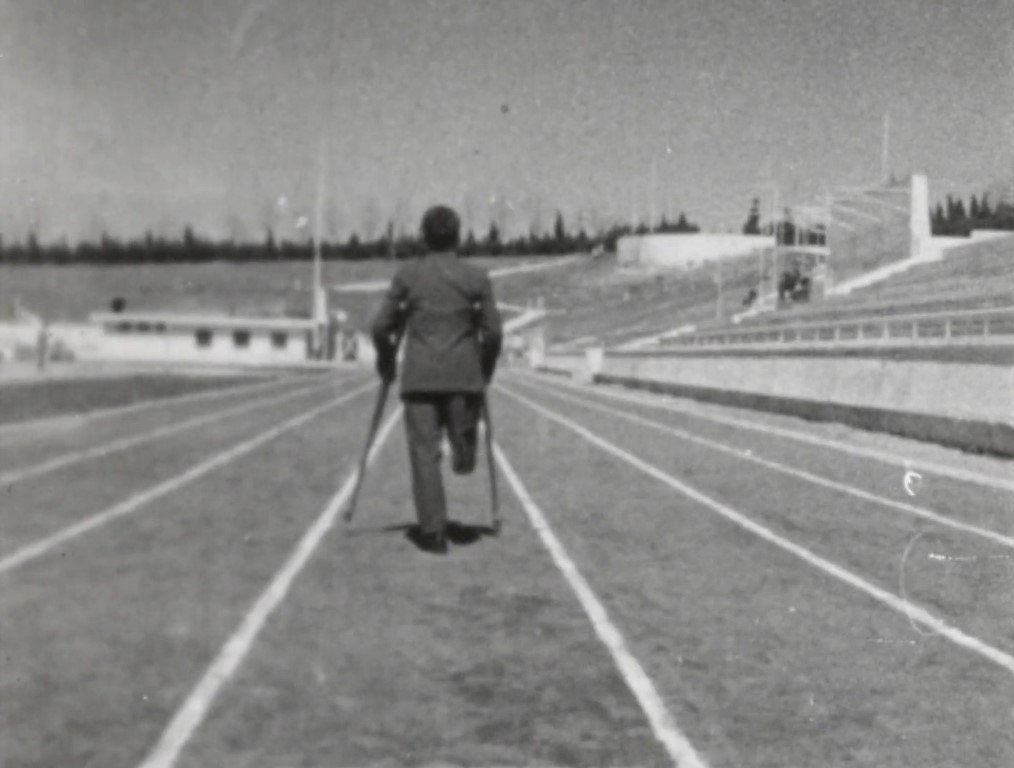 LA MUCHEDUMBRE REAPARECERÁ SIEMPRE (2022) de Carolina Astudillo. 7 Mutilado de guerra por estadio. Paseo por una guerra antigua. La muchedumbre reaparecerá siempre. Carolina Astudillo. estrellamillansanjuan.es