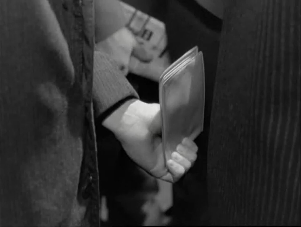 PICKPOCKET (1959) de Robert Bresson 9 Robo cartera en tren. Pickpocket. Robert Bresson. estrellamillansanjuan.es