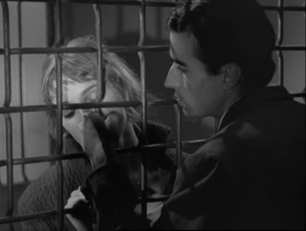 PICKPOCKET (1959) de Robert Bresson 10 Escena final en reja de cárcel Jeanne de cara y Michel. Pickpocket. Robert Bresson. estrellamillansanjuan.es