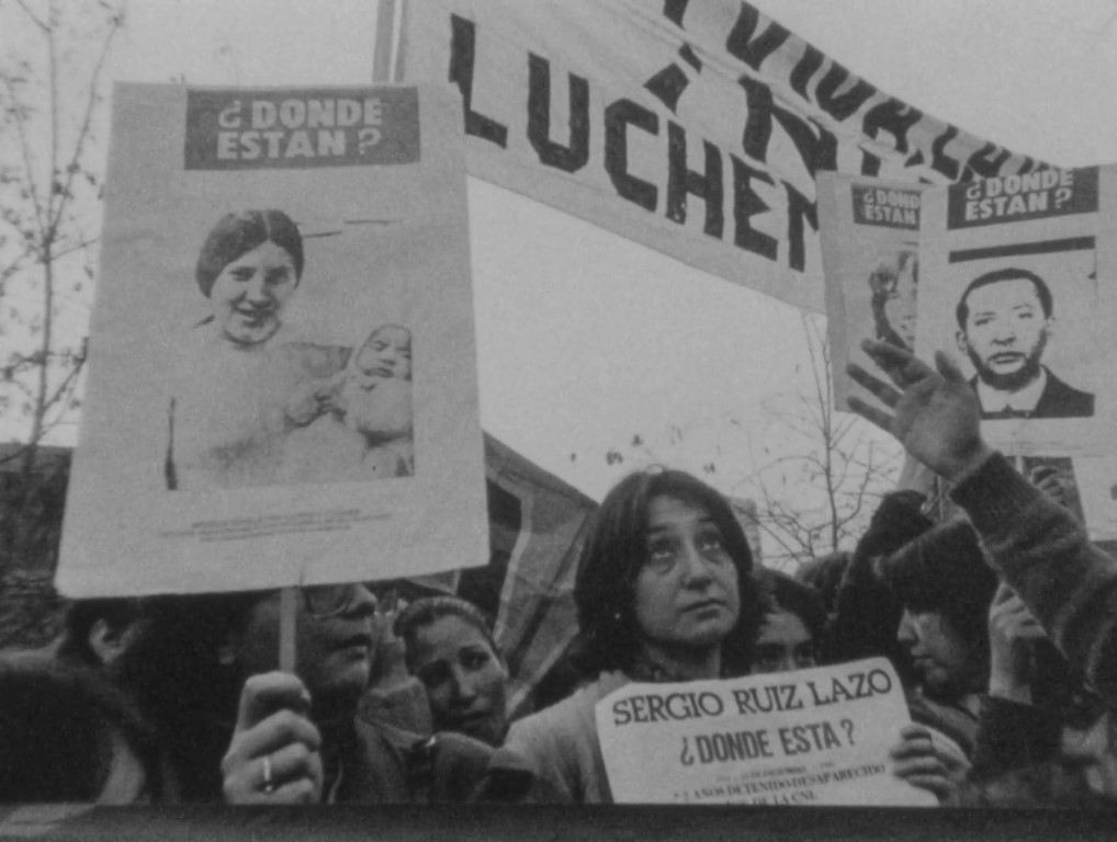 LA MUCHEDUMBRE REAPARECERÁ SIEMPRE (2022) de Carolina Astudillo. 5 Protestas por desaparecidos en la dictadura chilena. La muchedumbre reaparecerá siempre. Carolina Astudillo. estrellamillansanjuan.es