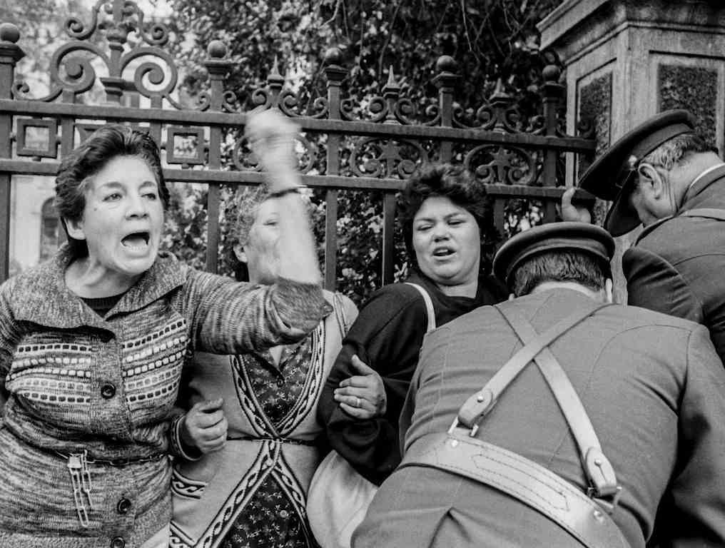 Represión mujeres Chile. Dictadura. La muchedumbre reaparecerá siempre. Carolina Astudillo. estrellamillansanjuan.es