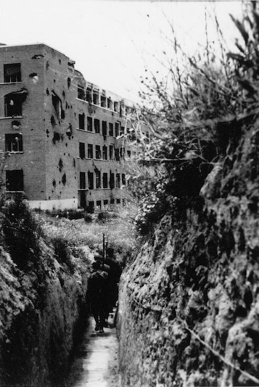 LA MUCHEDUMBRE REAPARECERÁ SIEMPRE (2022) de Carolina Astudillo. 9 Ciudad universitaria derruida. Guerra civil. Paseo por una guerra antigua. La muchedumbre reaparecerá siempre. Carolina Astudillo. estrellamillansanjuan.es