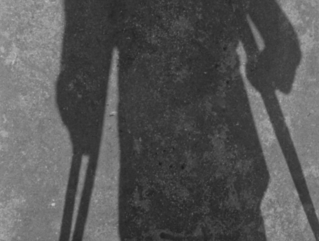 LA MUCHEDUMBRE REAPARECERÁ SIEMPRE (2022) de Carolina Astudillo. 8 Sombra mutilado símbolo perdedores de la Guerra Civil. Paseo por una guerra antigua. La muchedumbre reaparecerá siempre. Carolina Astudillo. estrellamillansanjuan.es