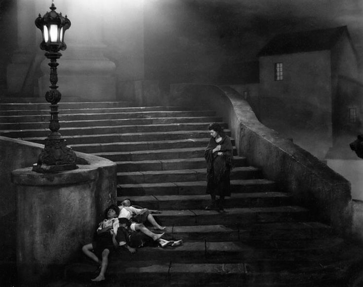 STREET ANGEL (1928) de Frank Borzage 3 Escalera calle de Nápoles. Street Angel. estrellamillansanjuan.es