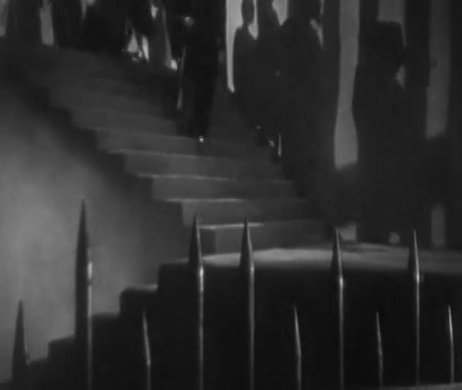 STREET ANGEL (1928) de Frank Borzage 12 Sombras de la guardia y puntas de la verja en la cárcel donde encierran a Ángela. Street Angel. estrellamillansanjuan.es