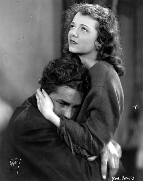 Abrazo final en la iglesia. Street Angel. estrellamillansanjuan.es