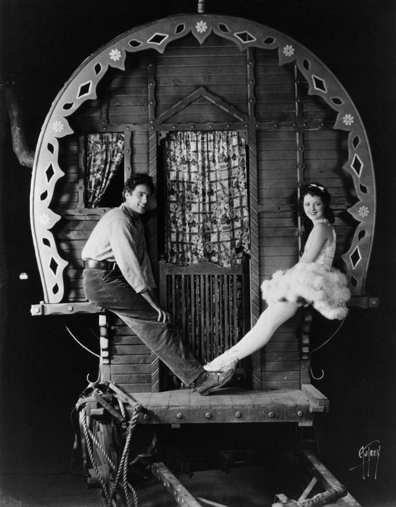 Gino y Angela en carromato del circo. Street Angel. estrellamillansanjuan.es