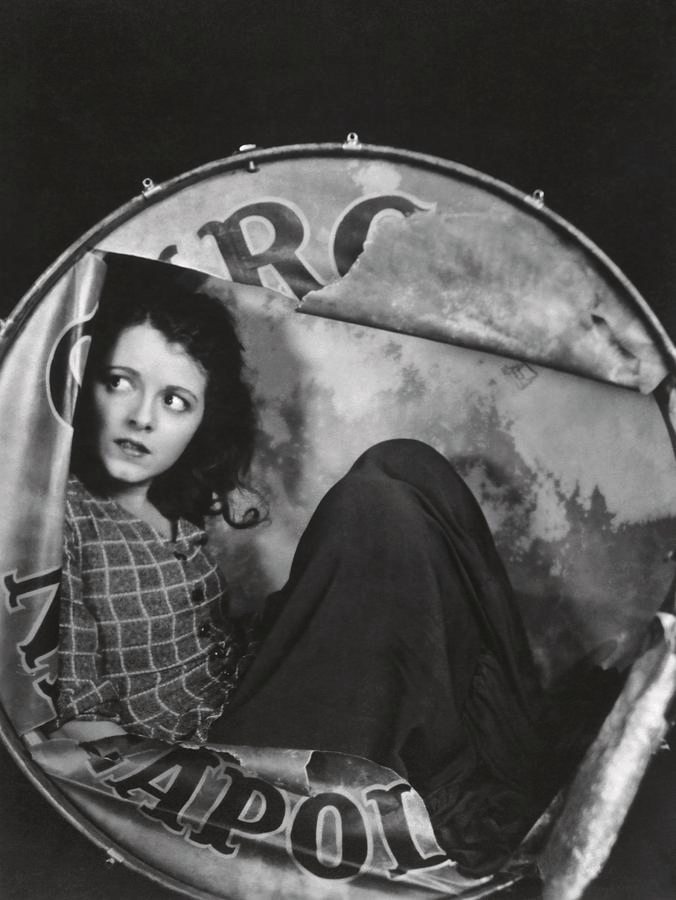 STREET ANGEL (1928) de Frank Borzage 4 Angela (Janet Gaynor) escondida en tambor. Street Angel. estrellamillansanjuan.es