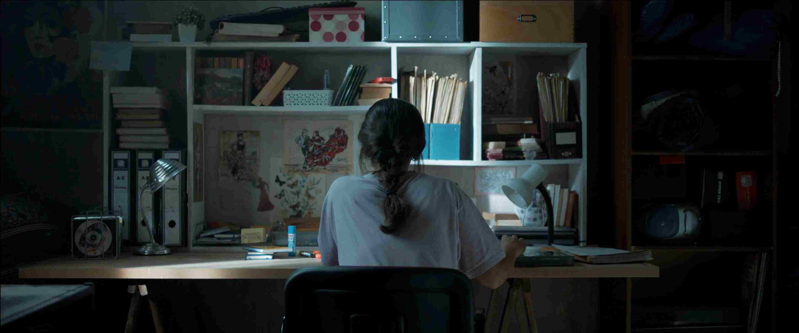 La investigadora de espaldas. Plano dorsal. La Singla. Paloma Zapata. estrellamillansanjuan.es