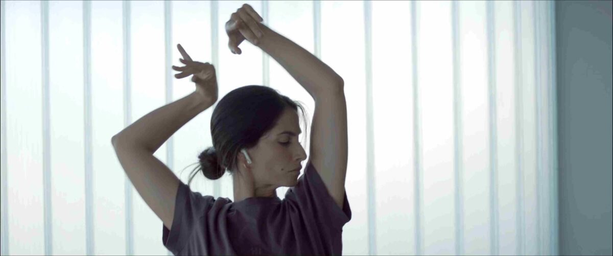 La investigadora bailando. La Singla. Paloma Zapata. estrellamillansanjuan.es