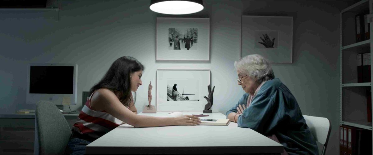 La fotógrafa Colita aportando datos y sus fotografías. La Singla. Paloma Zapata. estrellamillansanjuan.es