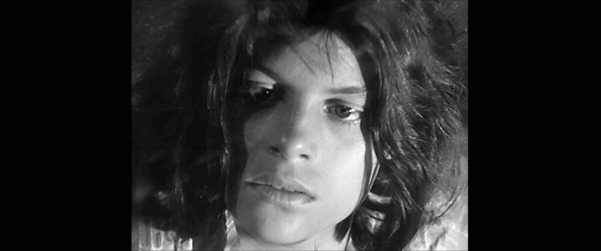 La Singla de niña en un documental ante un espejo. La Singla. Paloma Zapata. estrellamillansanjuan.es