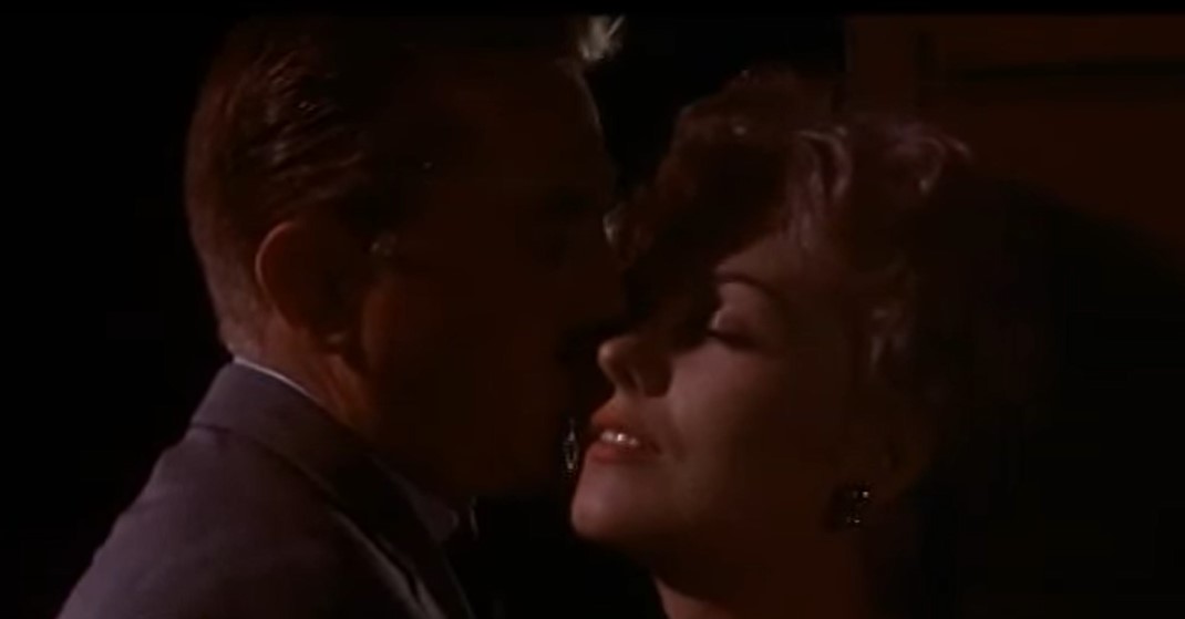 Beso Kim y Kirk en su primera cita clandestina. UN EXTRAÑO EN MI VIDA (Strangers When We Meet,1960) de Richard Quine. estrellamillansanjuan.es