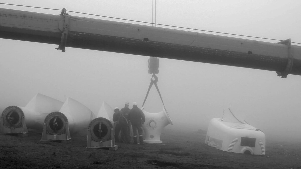 PAISAXES DA CAPELADA (2017) de Alberto Lobelle 5 Montaje de molino eólicos entre niebla. Paisaxes da Capelada. Alberto Lobelle. estrellamillansanjuan.es