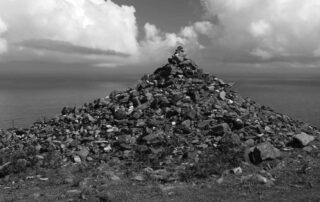 Paisaxes de Capelada. Alberto Lobelle. Montón de granito negro. estrellamillánsanjuan.es