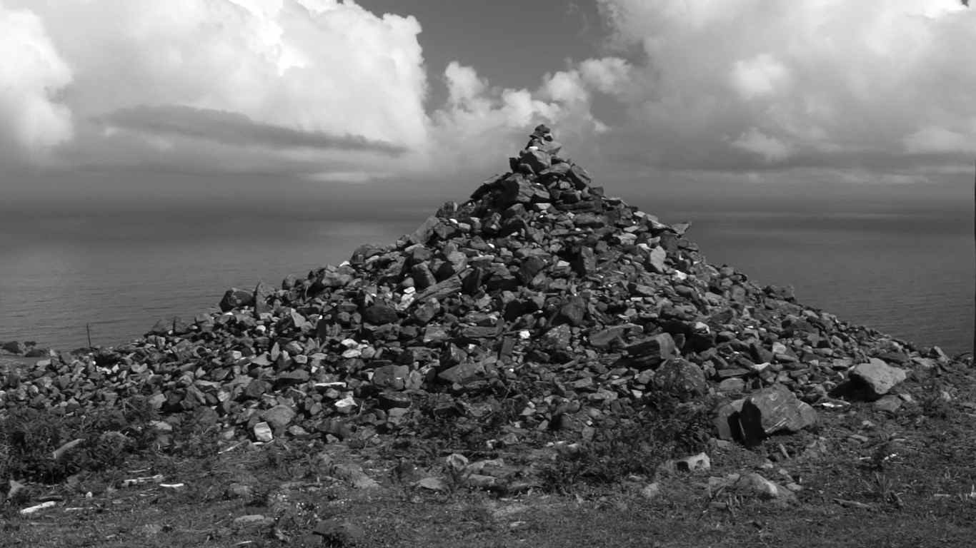 Paisaxes de Capelada. Alberto Lobelle. Montón de granito negro. estrellamillánsanjuan.es