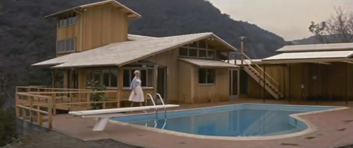 Casa de madera finalizada. Kim de blanco en piscina. UN EXTRAÑO EN MI VIDA (Strangers When We Meet,1960) de Richard Quine. estrellamillansanjuan.es