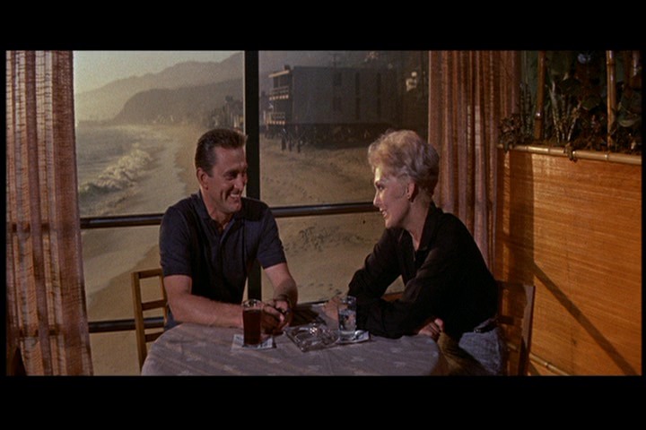 Kim y Kirk cenando en el restaurante. UN EXTRAÑO EN MI VIDA (Strangers When We Meet,1960) de Richard Quine. estrellamillansanjuan.es