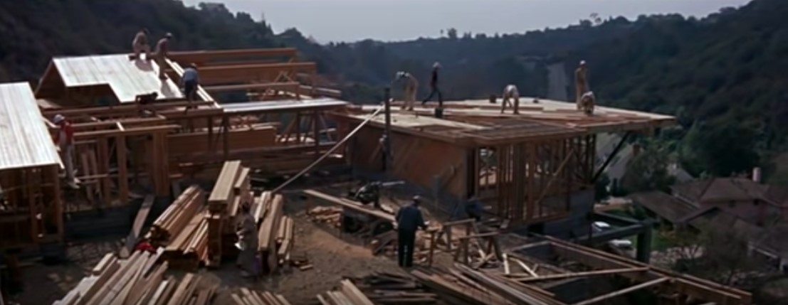 Construcción casa de madera. Símbolo del amor utópico. UN EXTRAÑO EN MI VIDA (Strangers When We Meet,1960) de Richard Quine. estrellamillansanjuan.es