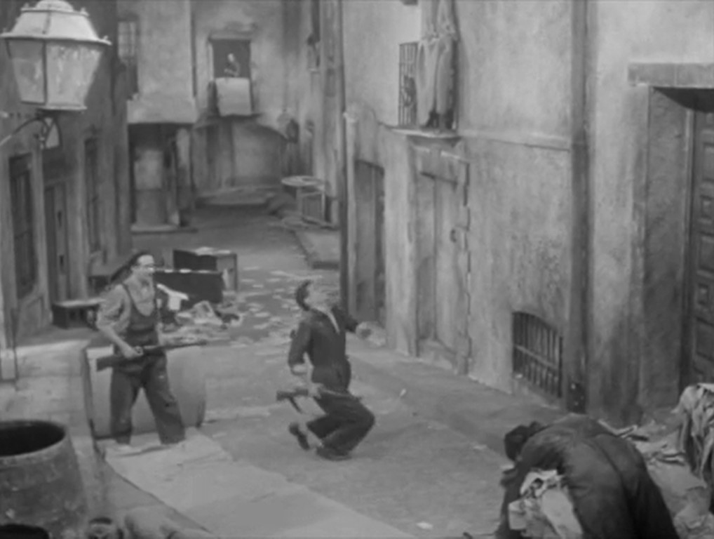 Escena de disparos que no estaba en la primera versión. Manipulación de la imagen con efecto poético. Vida en sombras. Llobet Gràcia.