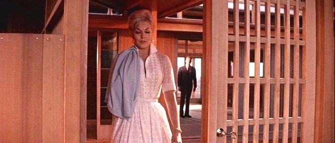 Desencuentro Kim y Kirk en casa terminada de madera vestida de blanco. UN EXTRAÑO EN MI VIDA (Strangers When We Meet,1960) de Richard Quine. estrellamillansanjuan.es