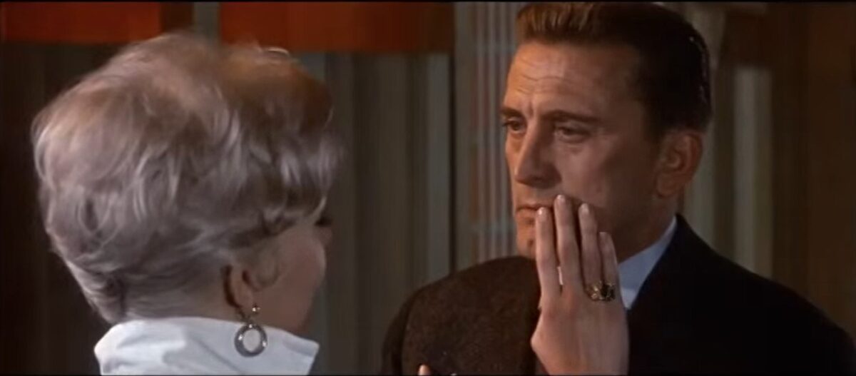 Despedida Kim y Kirk en casa de madera finalizada. UN EXTRAÑO EN MI VIDA (Strangers When We Meet,1960) de Richard Quine. estrellamillansanjuan.es