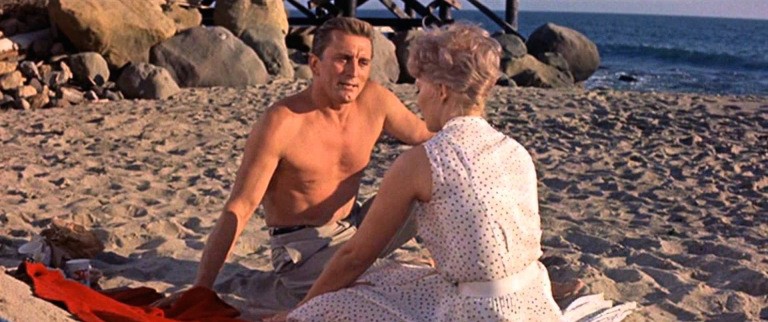 Kim y Kirk en playa. UN EXTRAÑO EN MI VIDA (Strangers When We Meet,1960) de Richard Quine. estrellamillansanjuan.es